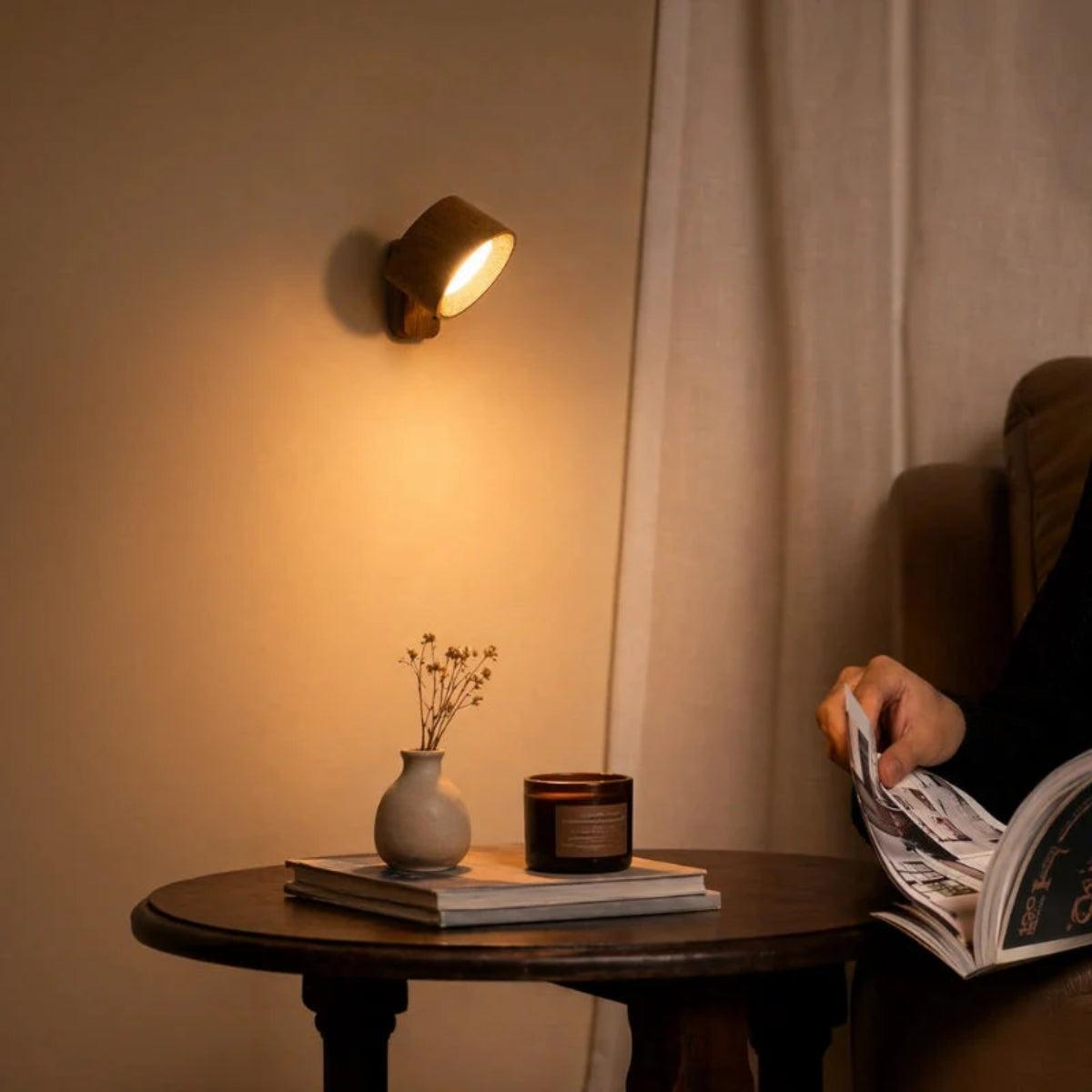 Selvklebende vegglampe – aktiveres med bevegelsessensor, justerbart lampehode