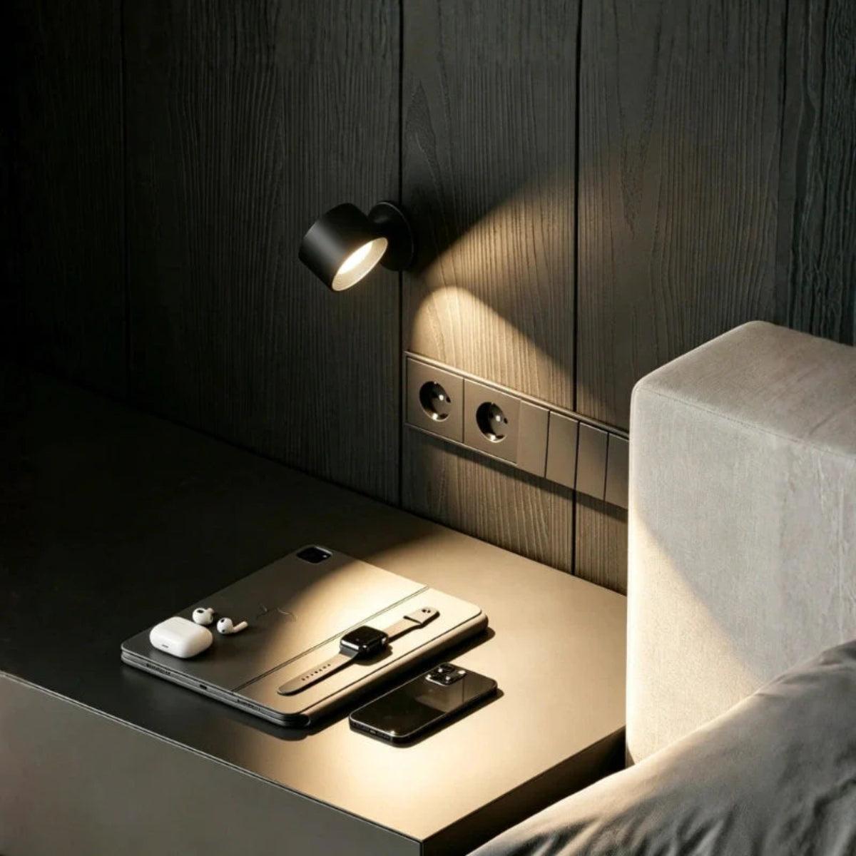 Selvklebende vegglampe – aktiveres med bevegelsessensor, justerbart lampehode