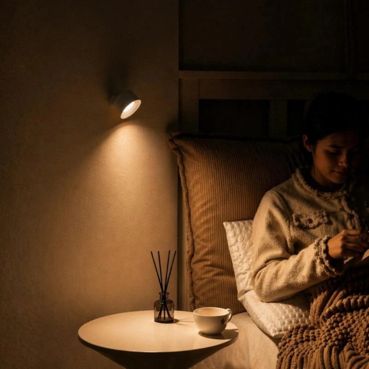 Selvklebende vegglampe – aktiveres med bevegelsessensor, justerbart lampehode