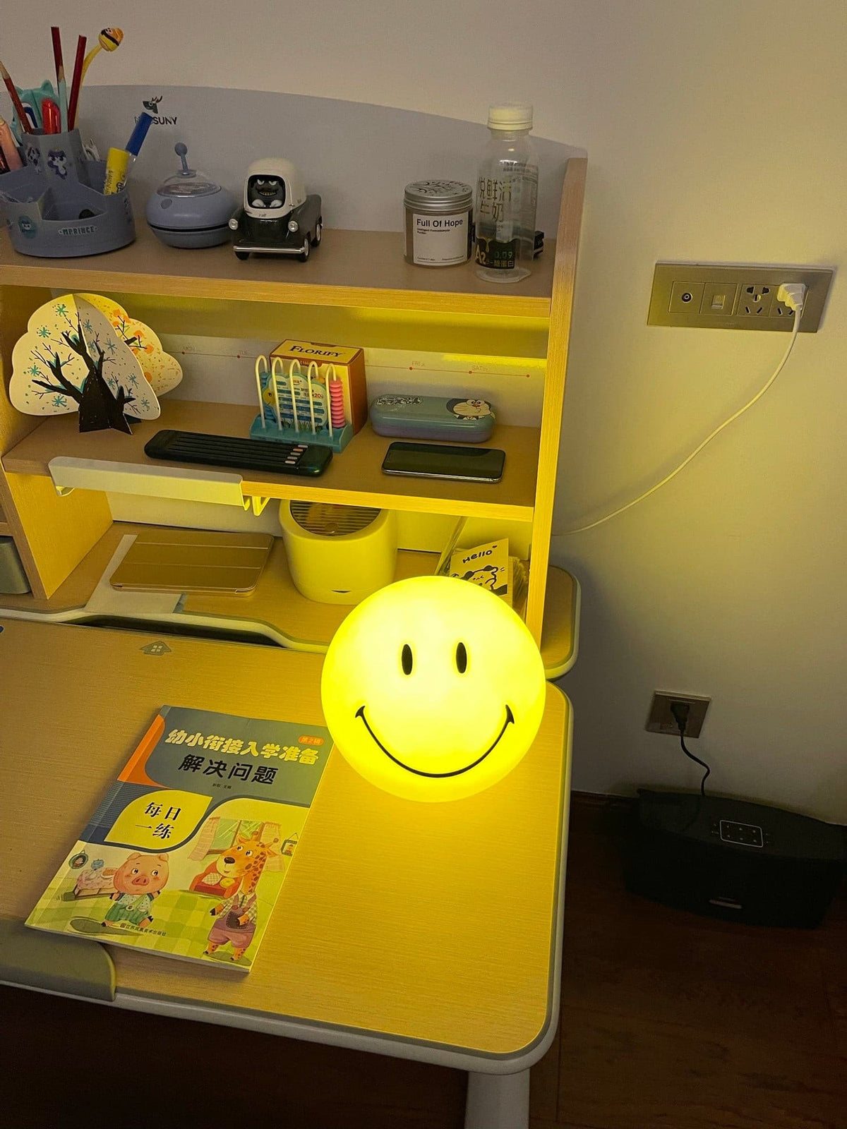 Radosna lampka nocna — polipropylenowa lampa LED 9 cali, ładowanie przez USB
