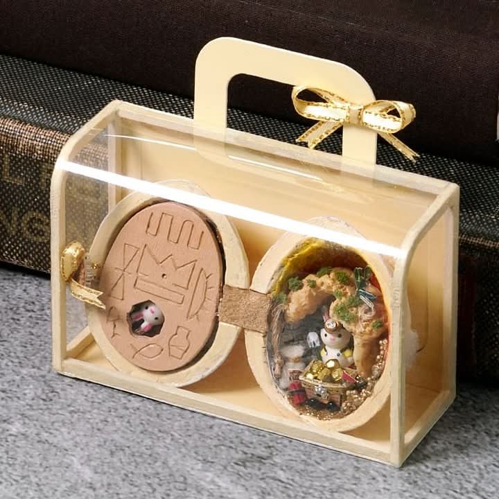 Whispering Walnut Shells dockhus — handgjort valnötsträskal, integrerad innerbelysning