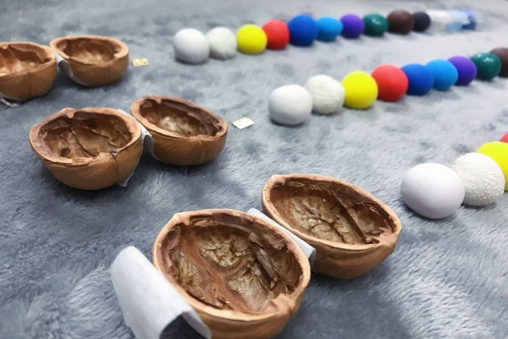 Whispering Walnut Shells dockhus — handgjort valnötsträskal, integrerad innerbelysning