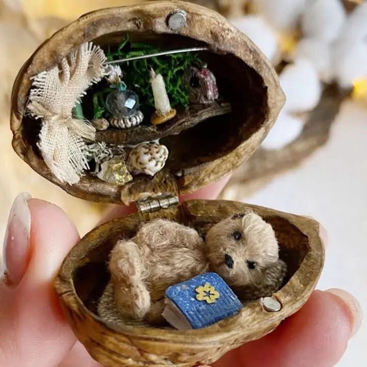 Whispering Walnut Shells dockhus — handgjort valnötsträskal, integrerad innerbelysning