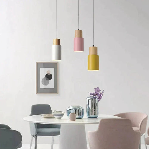 Suspension nordique colorée avec base en bois