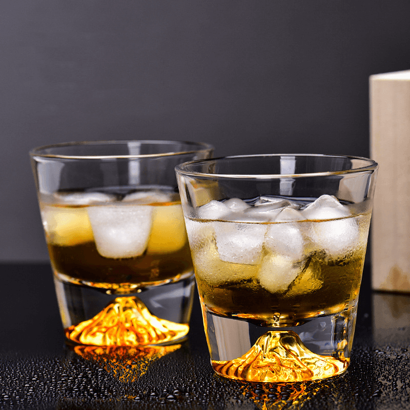 Broušená sklenice na bourbon a skotskou whisky — dárková krabička ze dřeva