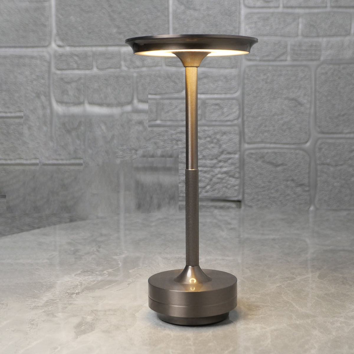 Dobíjecí kovová LED stolní lampa IP66 — dotykové ovládání, 4 úrovně