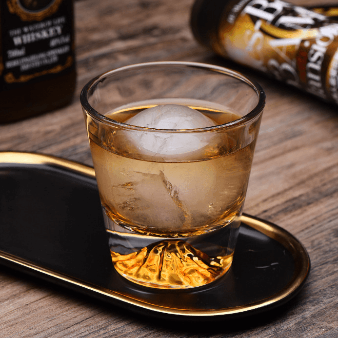 Broušená sklenice na bourbon a skotskou whisky — dárková krabička ze dřeva