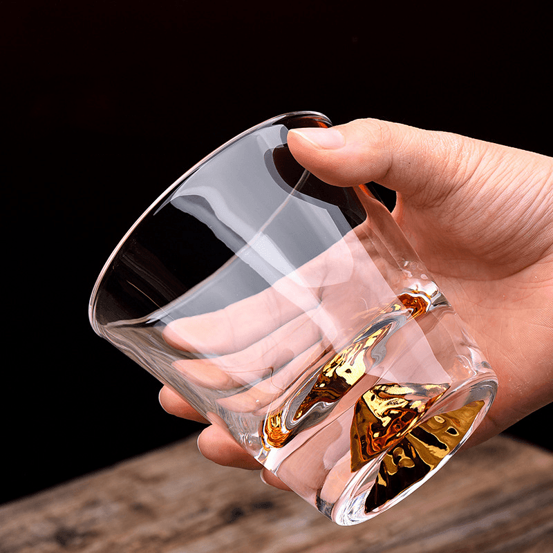 Broušená sklenice na bourbon a skotskou whisky — dárková krabička ze dřeva