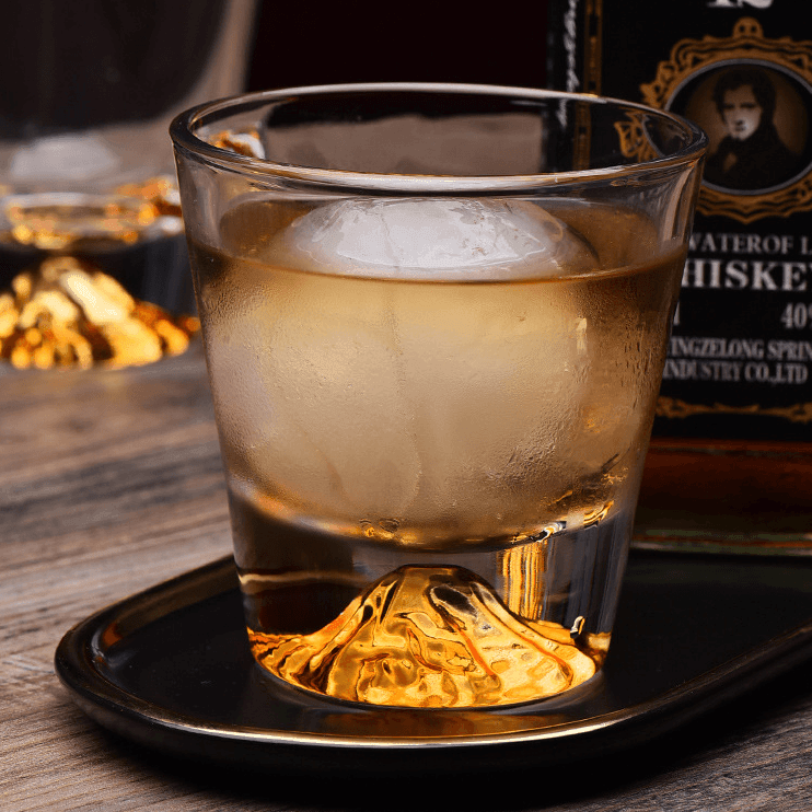 Broušená sklenice na bourbon a skotskou whisky — dárková krabička ze dřeva