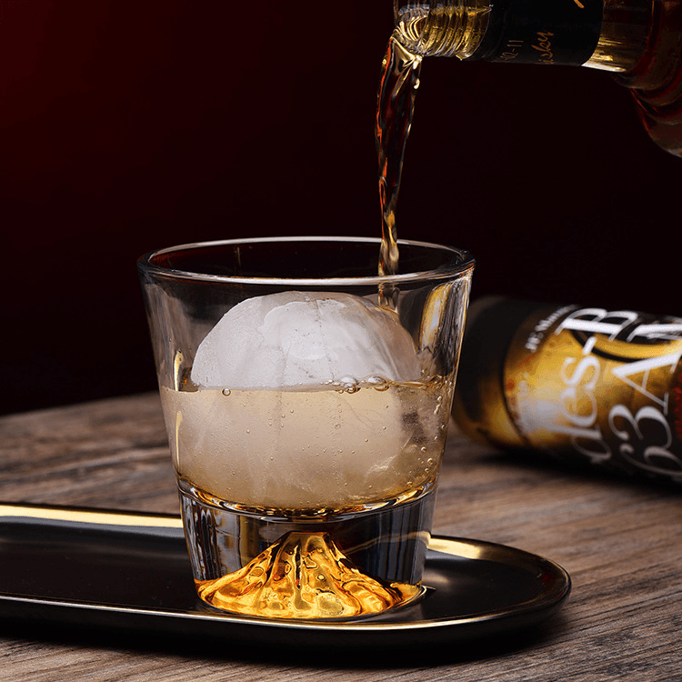 Broušená sklenice na bourbon a skotskou whisky — dárková krabička ze dřeva