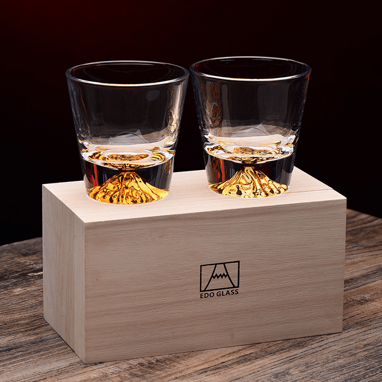 Broušená sklenice na bourbon a skotskou whisky — dárková krabička ze dřeva