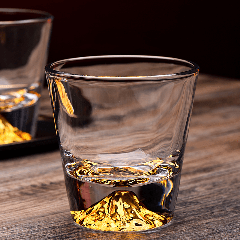 Broušená sklenice na bourbon a skotskou whisky — dárková krabička ze dřeva