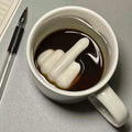 Originelle Kaffeetasse — weiße Keramik, 12 oz, Henkel in Form eines erhobenen Fingers