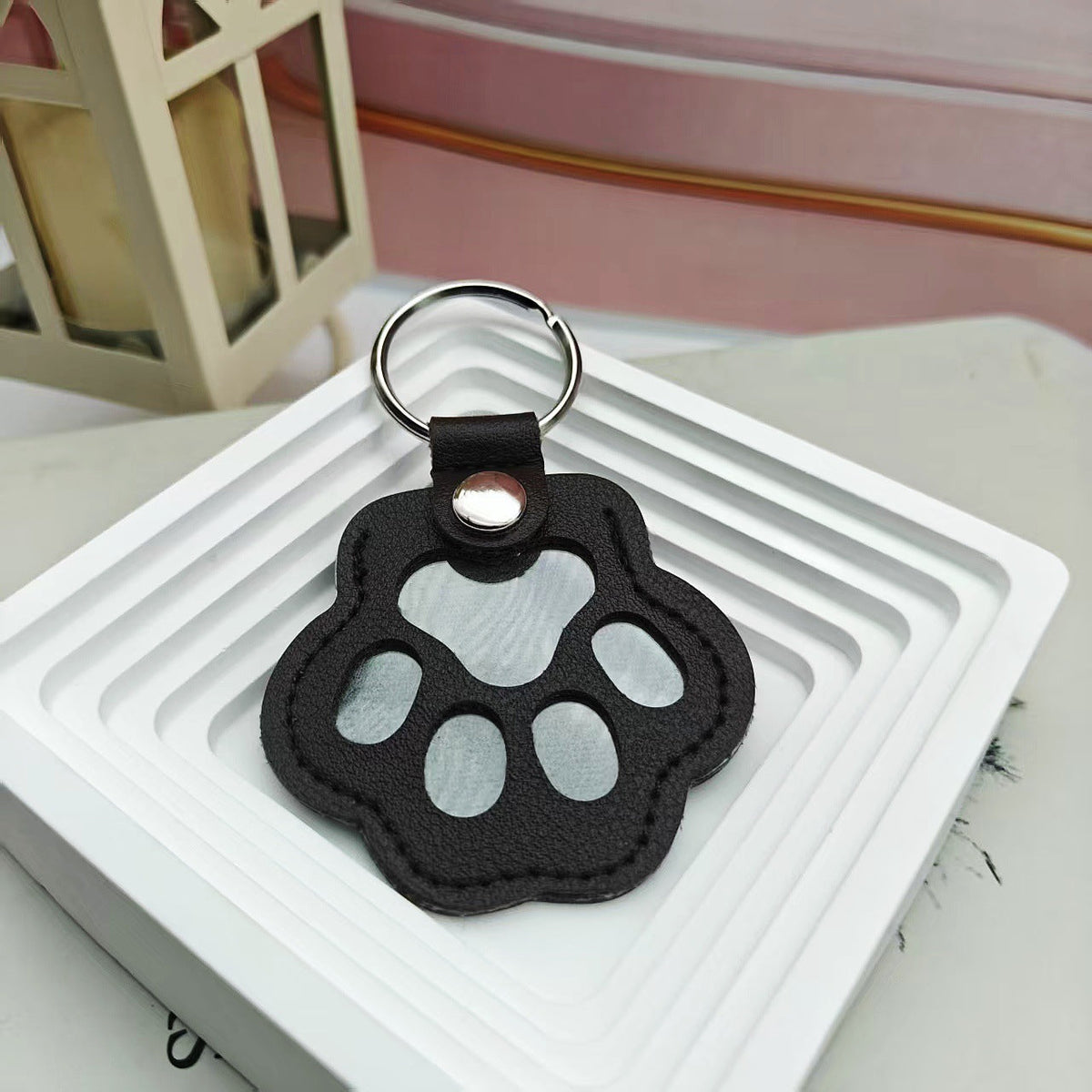 Llavero con huella de pata para recordar a una mascota, de cuero — compartimento oculto para un recuerdo