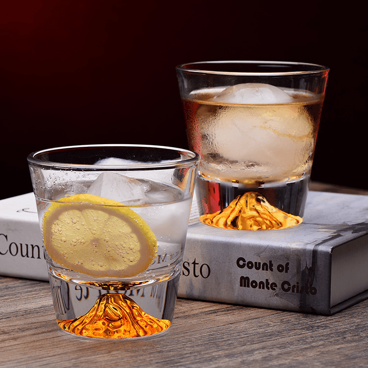 Broušená sklenice na bourbon a skotskou whisky — dárková krabička ze dřeva