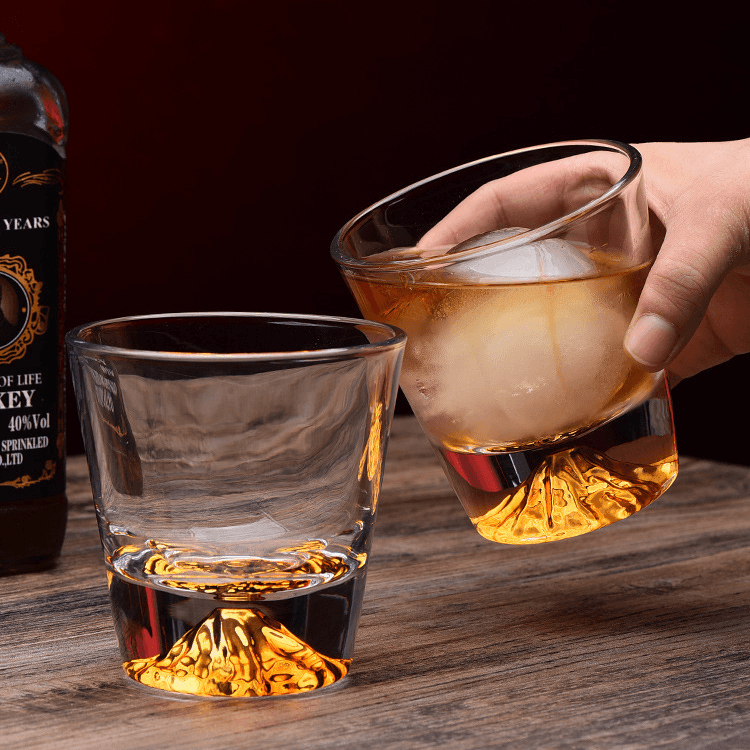 Broušená sklenice na bourbon a skotskou whisky — dárková krabička ze dřeva