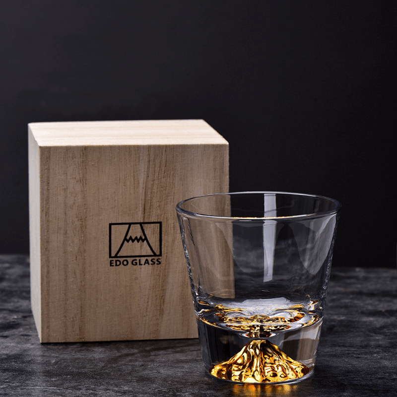 Broušená sklenice na bourbon a skotskou whisky — dárková krabička ze dřeva