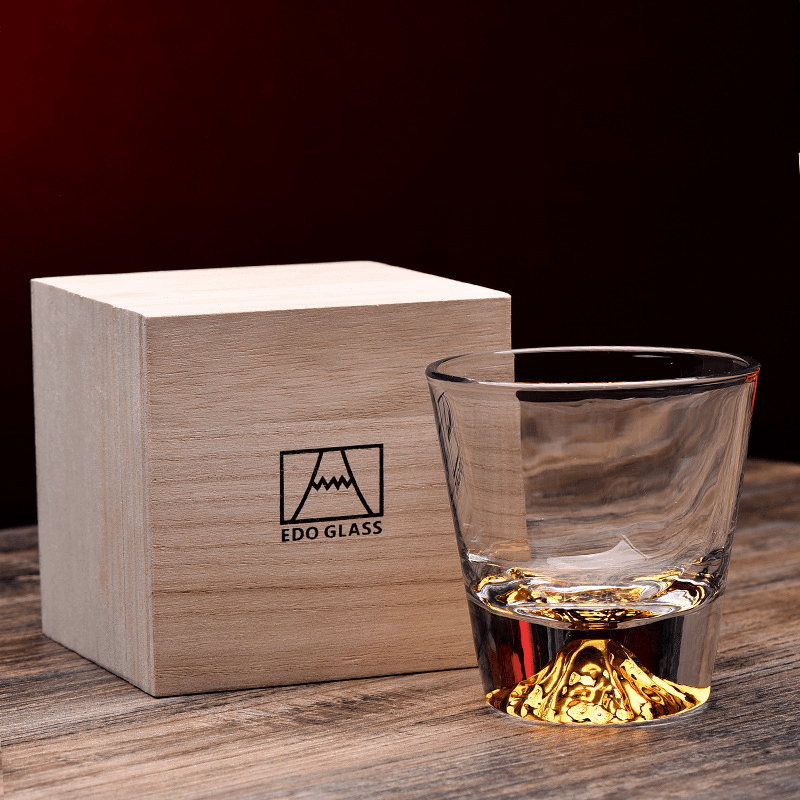 Broušená sklenice na bourbon a skotskou whisky — dárková krabička ze dřeva