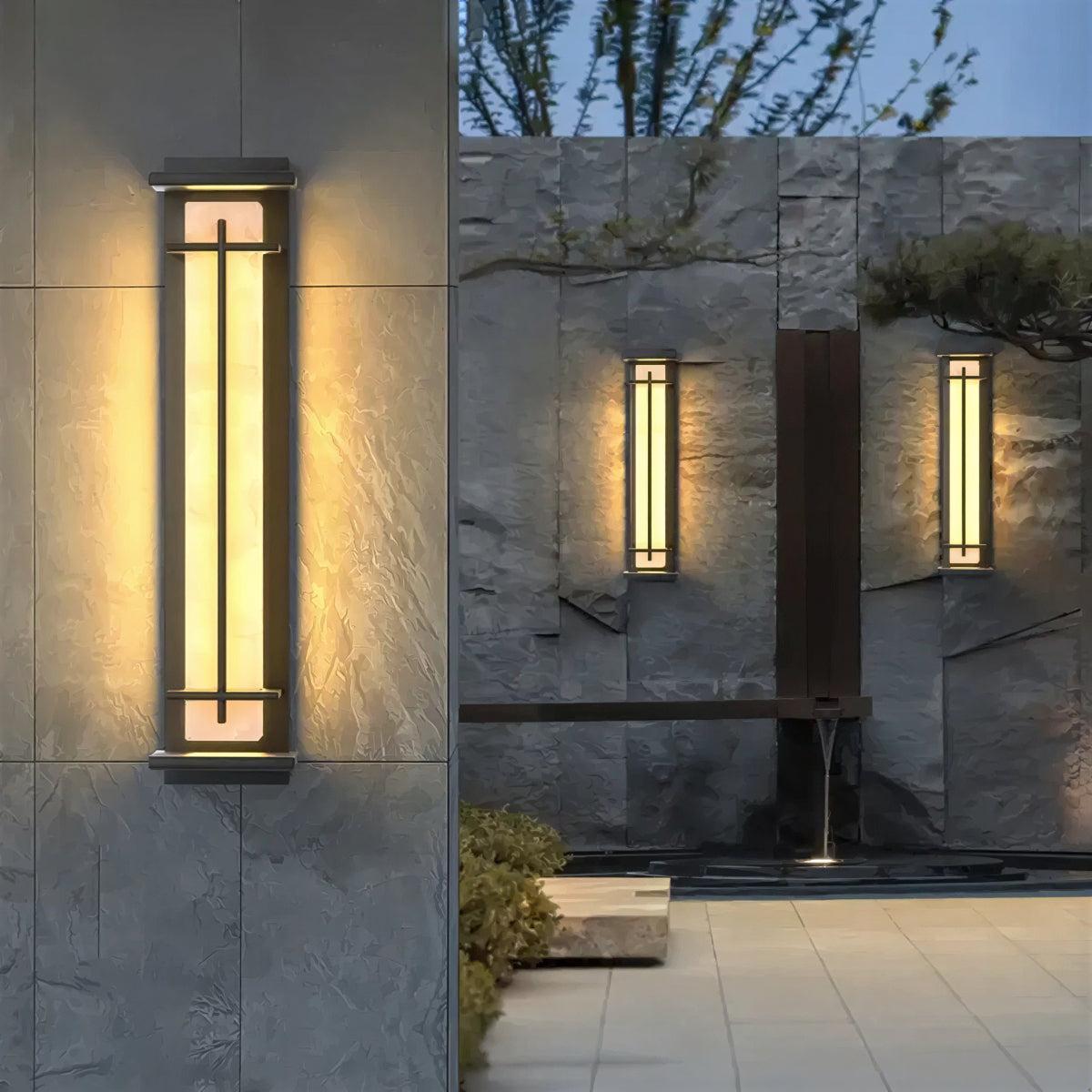 مصباح حائط من الألباستر — تصميم قفص عمودي للاستخدام الخارجي