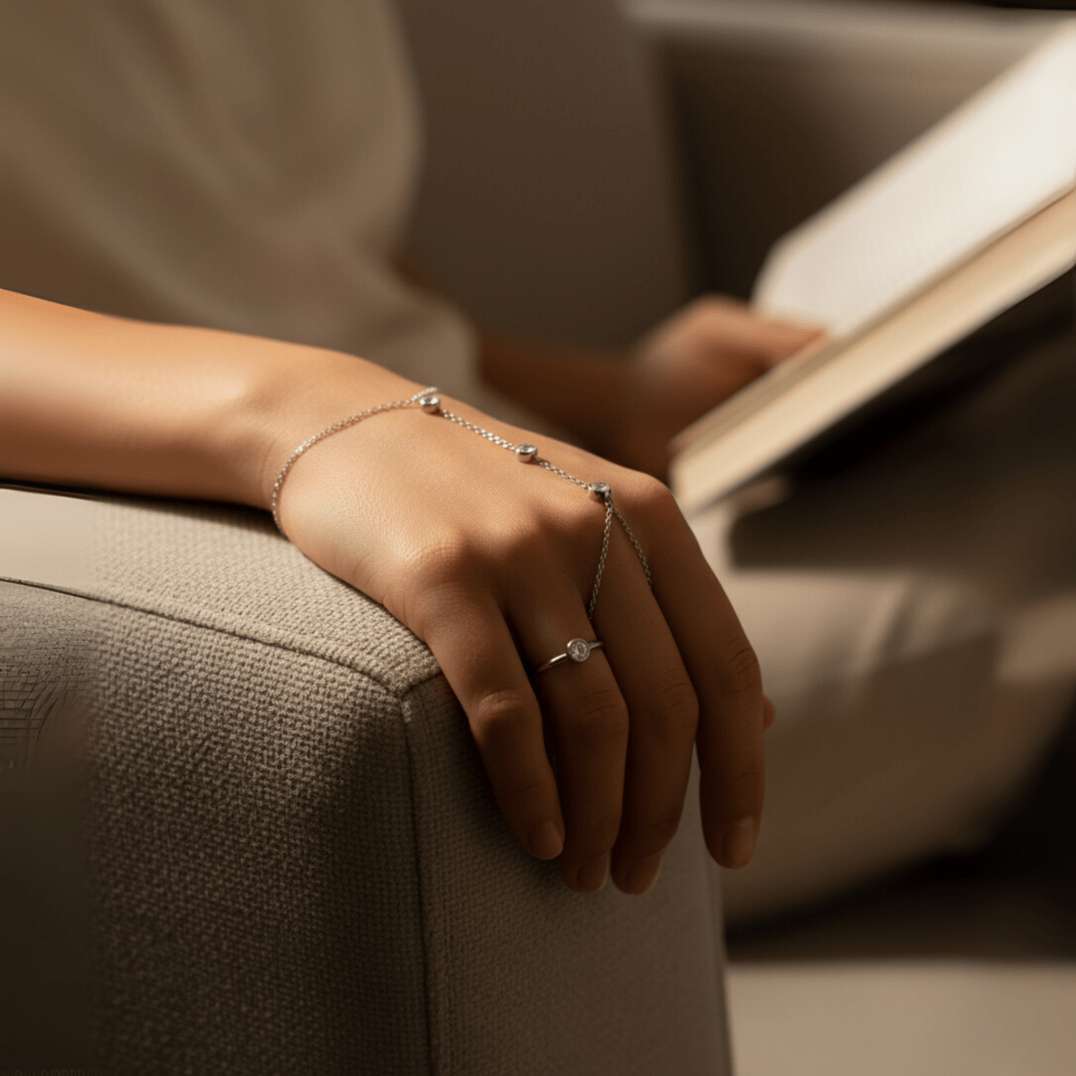 AstraNova justerbart ringarmbånd – krystalldetalj