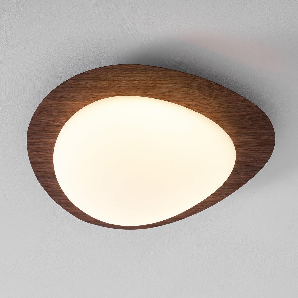 Plafoniera LED Riverstone — profilo ribassato da 8 cm, finitura effetto venatura del noce