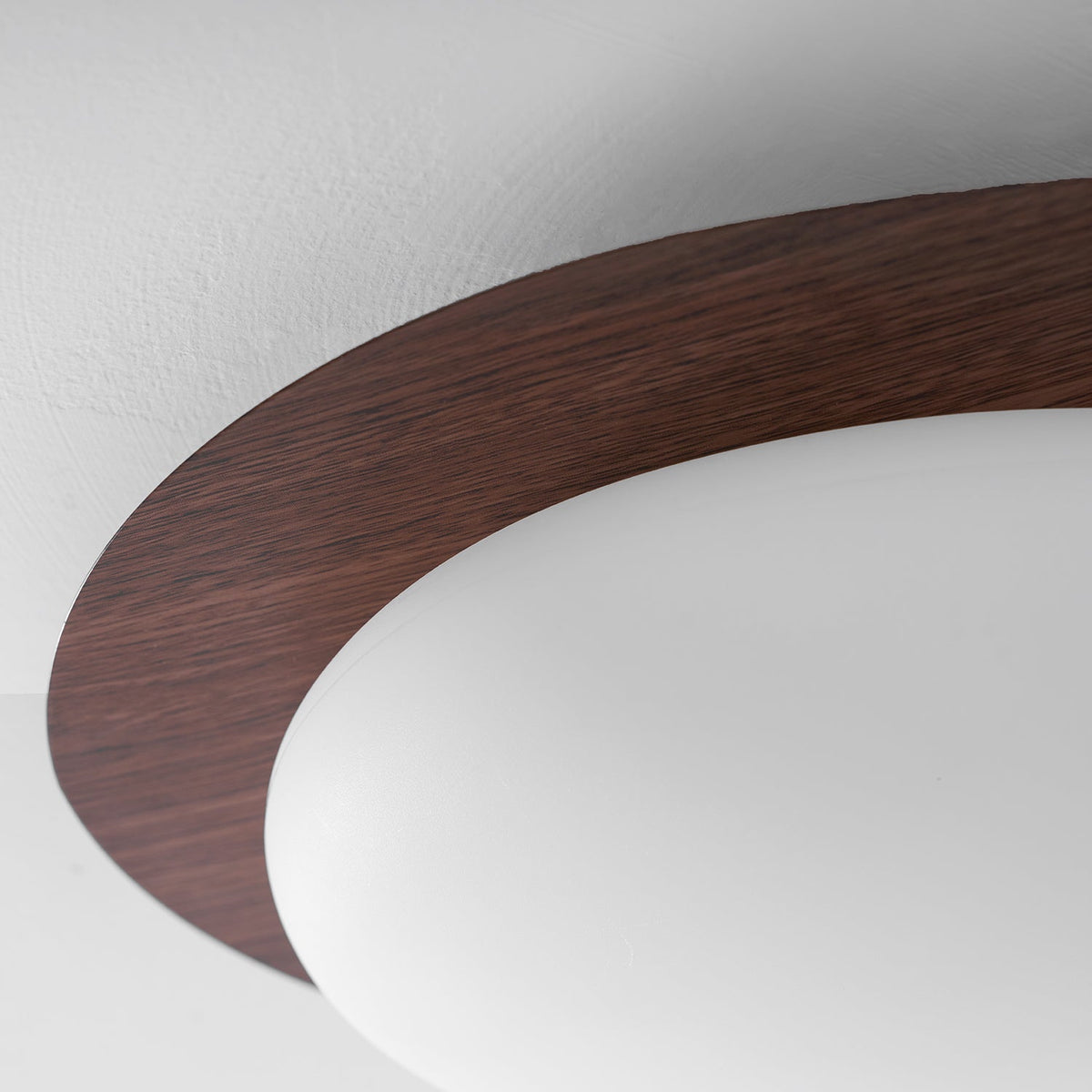 Plafoniera LED Riverstone — profilo ribassato da 8 cm, finitura effetto venatura del noce