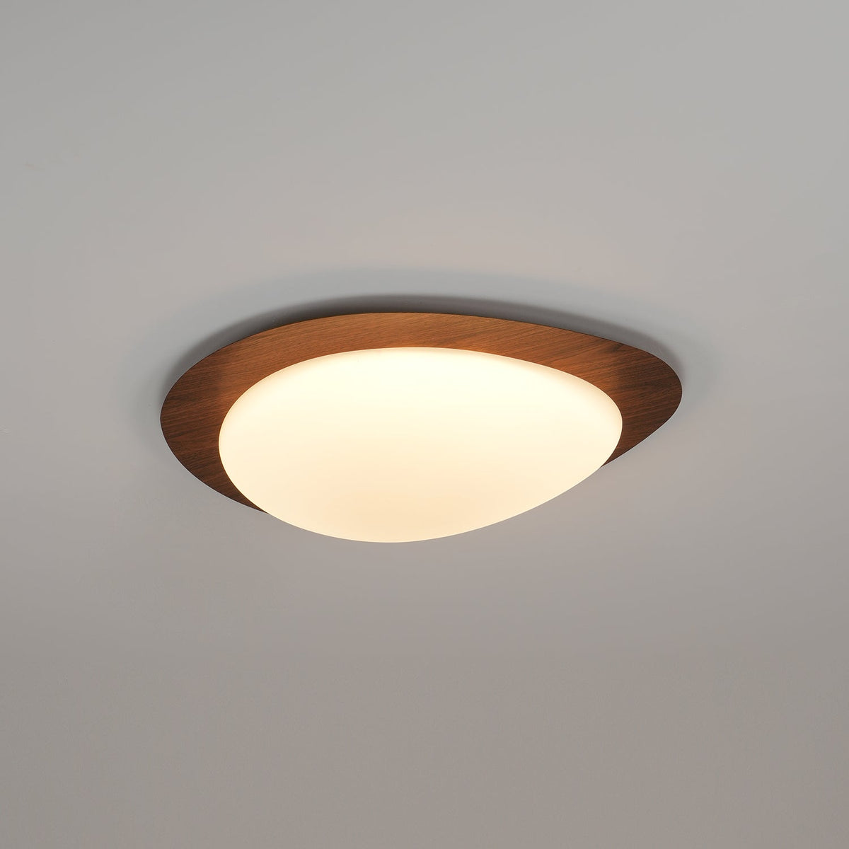 Plafoniera LED Riverstone — profilo ribassato da 8 cm, finitura effetto venatura del noce