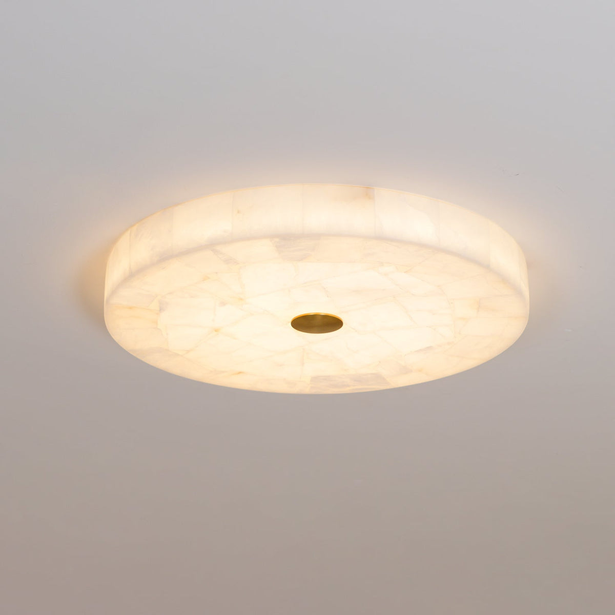 2 in LED-taklampe — alabastkuppel, gulldetalj, justerbar fargetemperatur