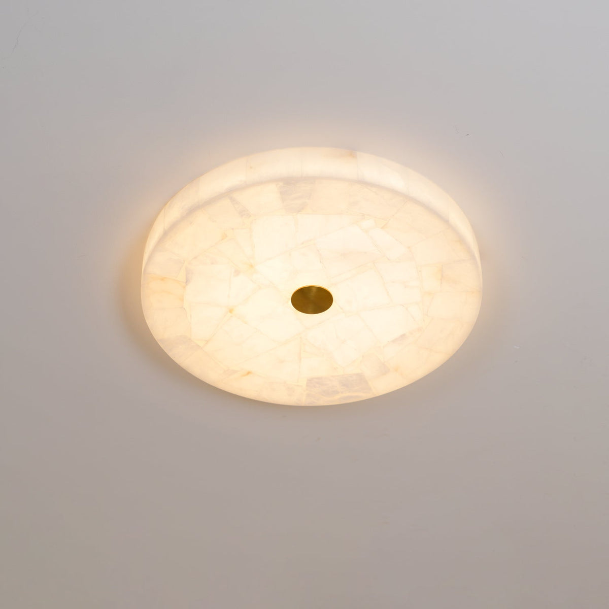 2 in LED-taklampe — alabastkuppel, gulldetalj, justerbar fargetemperatur