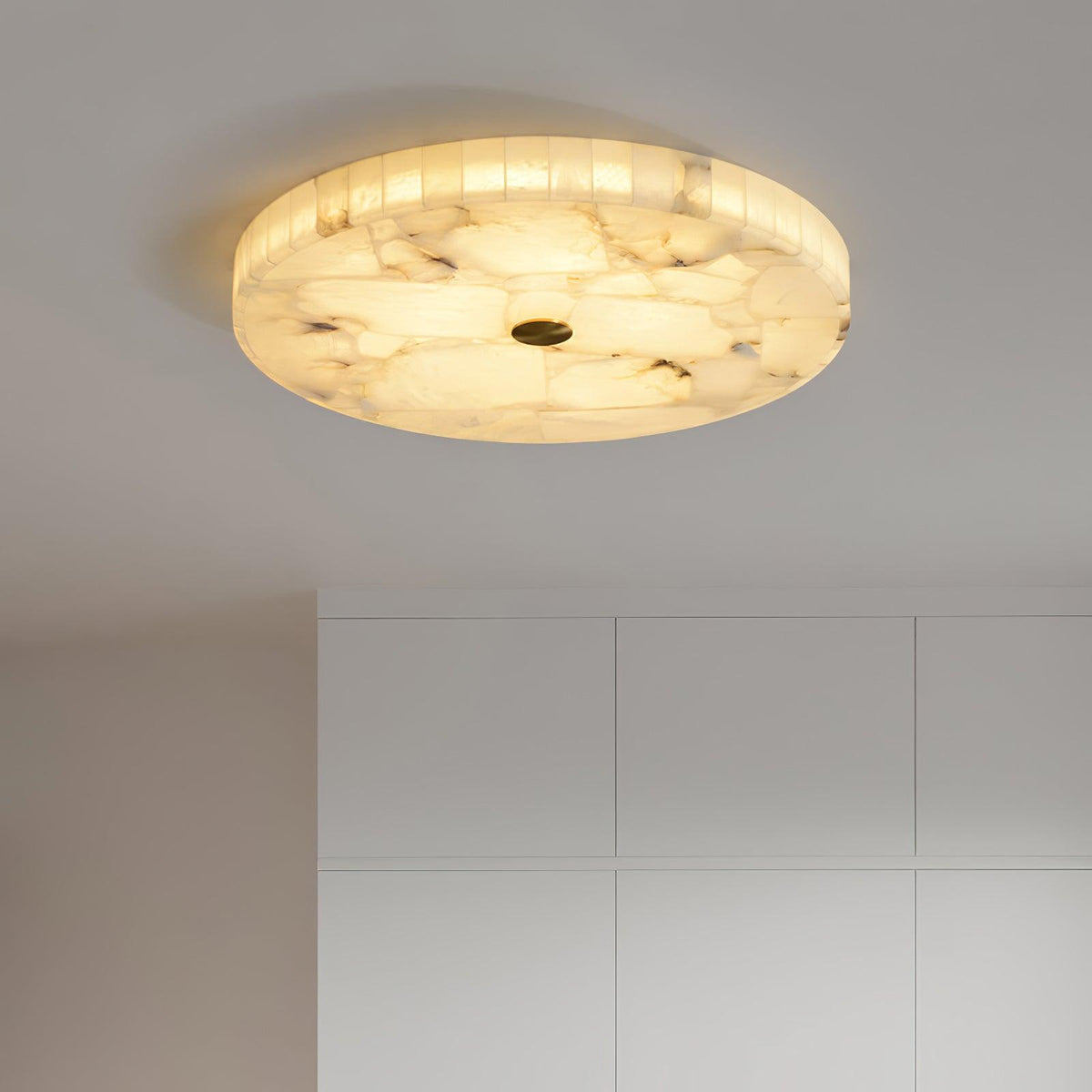 2 in LED-taklampe — alabastkuppel, gulldetalj, justerbar fargetemperatur