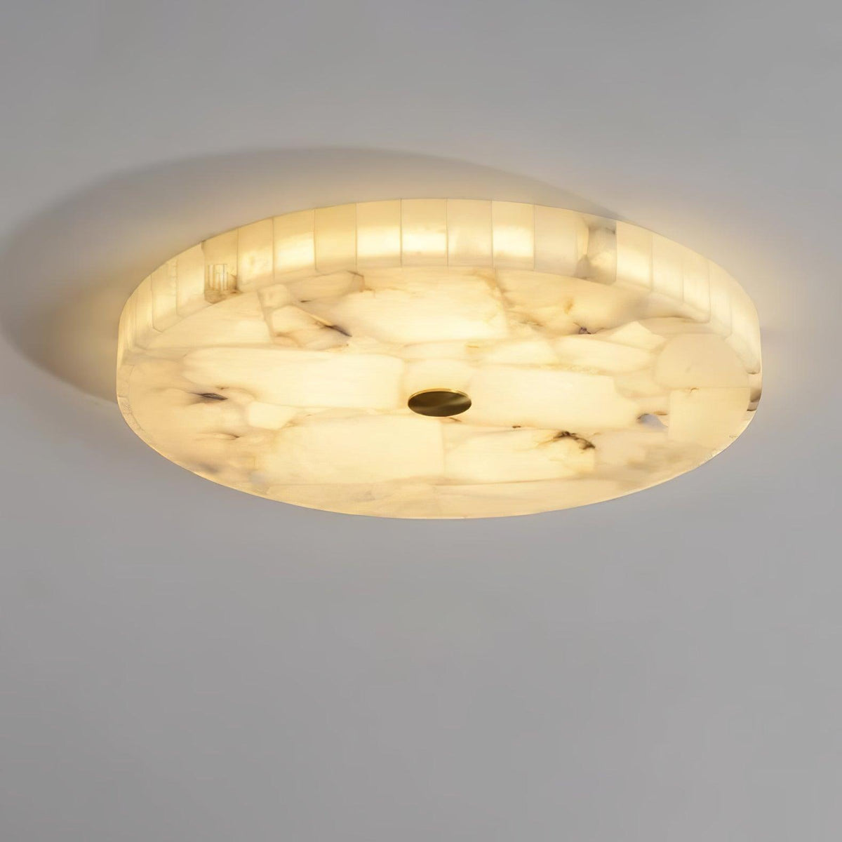 2 in LED-taklampe — alabastkuppel, gulldetalj, justerbar fargetemperatur