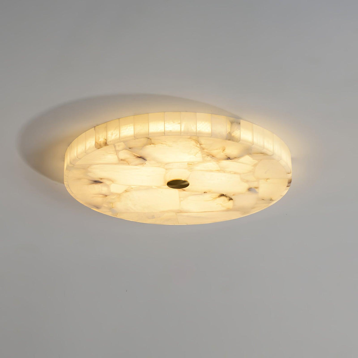 2 in LED-taklampe — alabastkuppel, gulldetalj, justerbar fargetemperatur