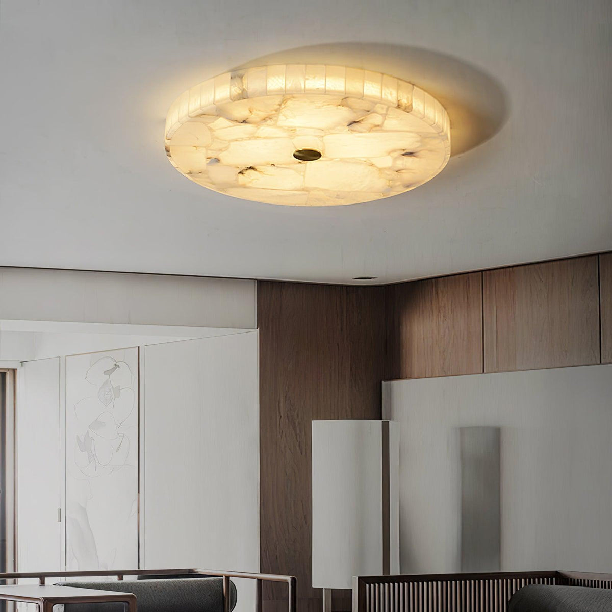 2 in LED-taklampe — alabastkuppel, gulldetalj, justerbar fargetemperatur