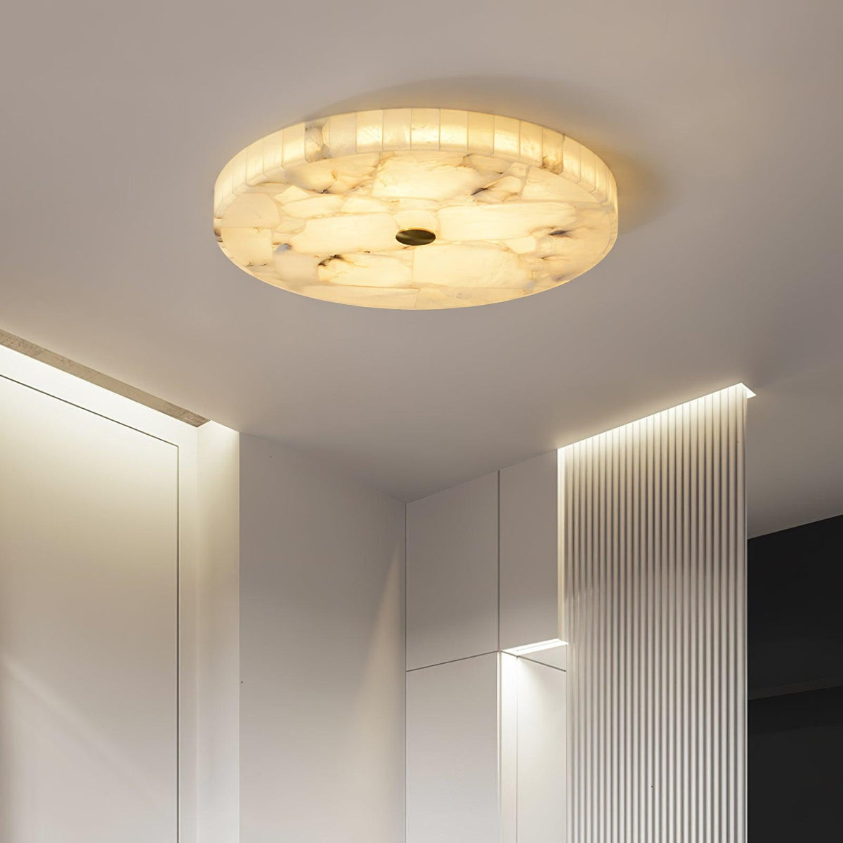 2 in LED-taklampe — alabastkuppel, gulldetalj, justerbar fargetemperatur