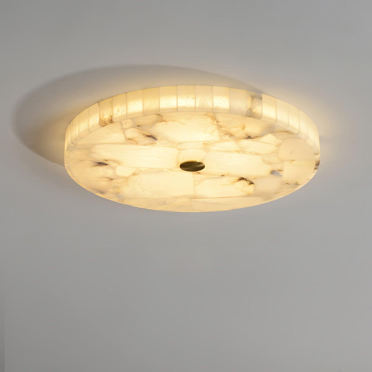 2 in LED-taklampe — alabastkuppel, gulldetalj, justerbar fargetemperatur