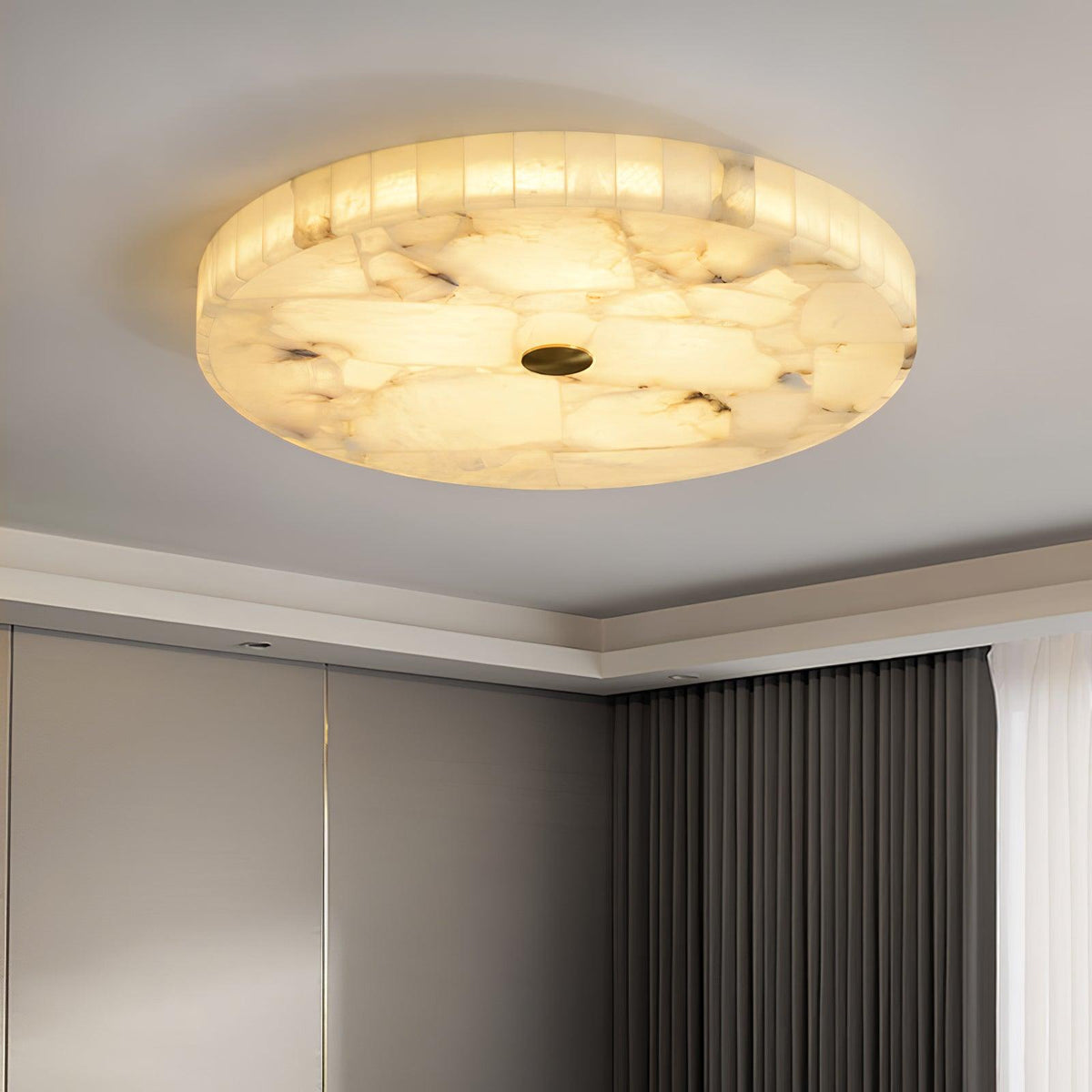 2 in LED-taklampe — alabastkuppel, gulldetalj, justerbar fargetemperatur