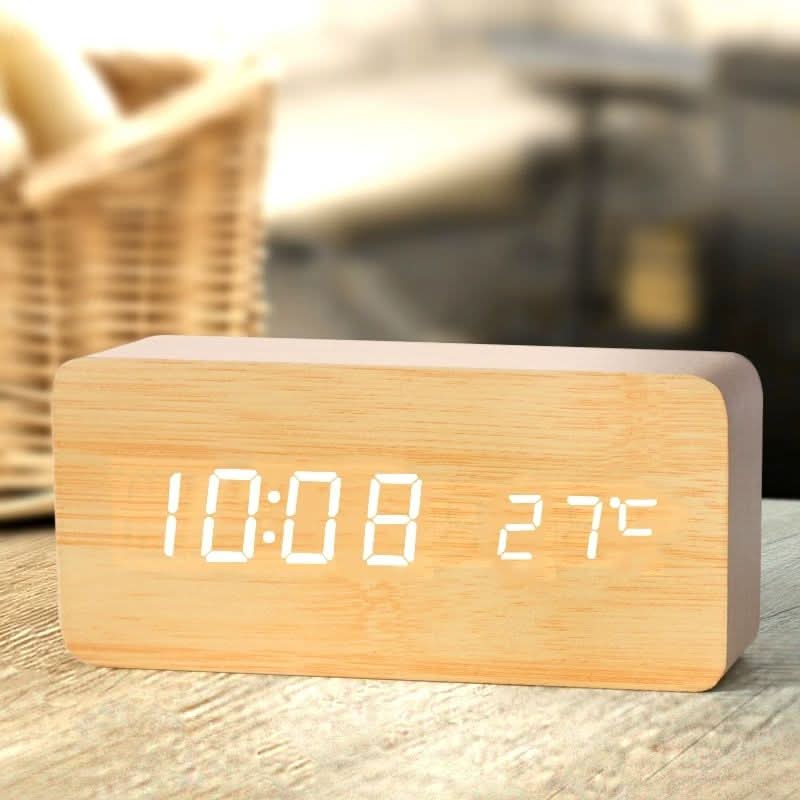 ForestGlow LED-vekkerklokke – digital skjerm, etui med overflate i naturlig tre