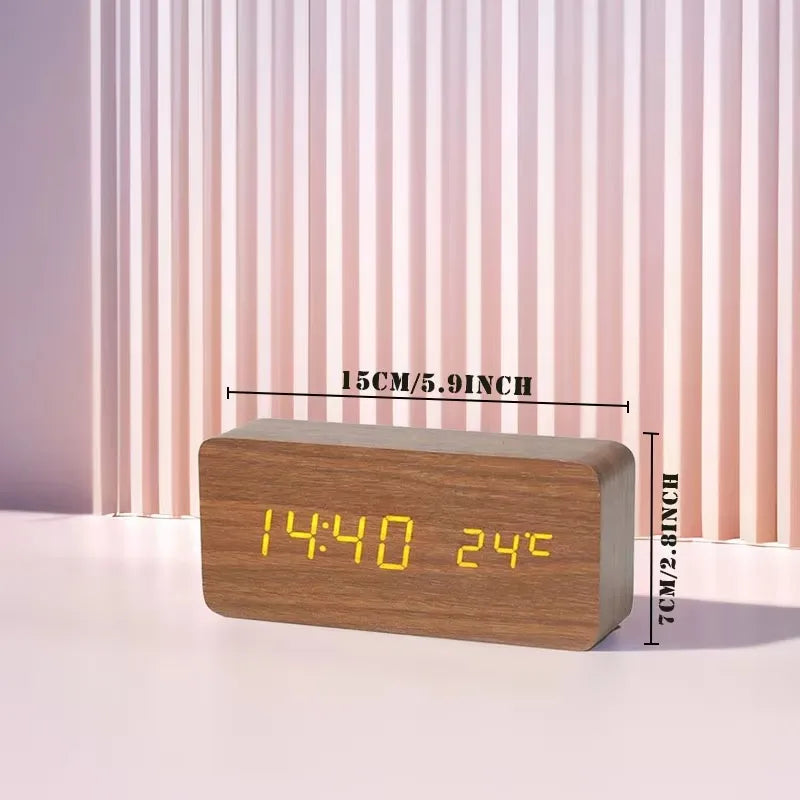 Digital LED-bordur med tre alarmer, temperaturvisning, lysstyring, træmønster og USB-strømforsyning, til soveværelse, kontor eller natbord