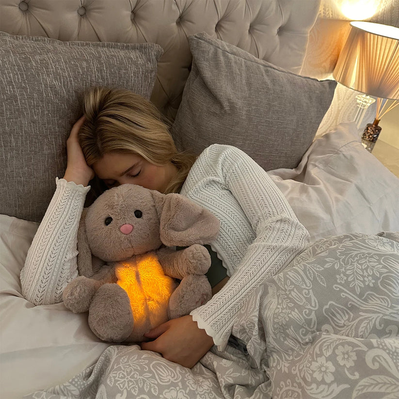 Knuffelbare slaapkalmeerder met ademhaling - zachte lichten, geluiden en kalmering