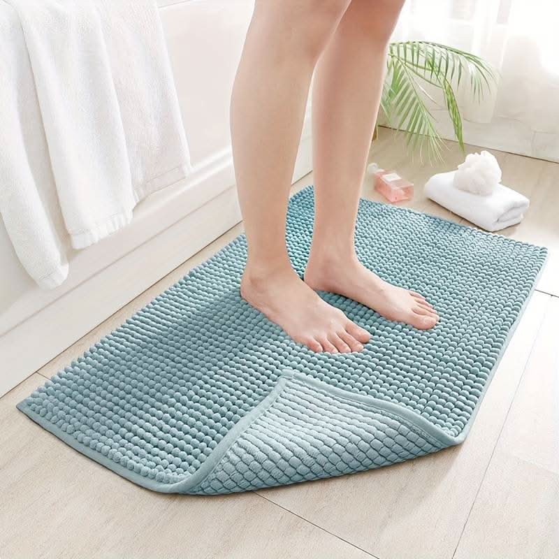 Pohodlná šenilová koupelnová předložka CozyFlow — absorpční povrch, protiskluzová spodní strana