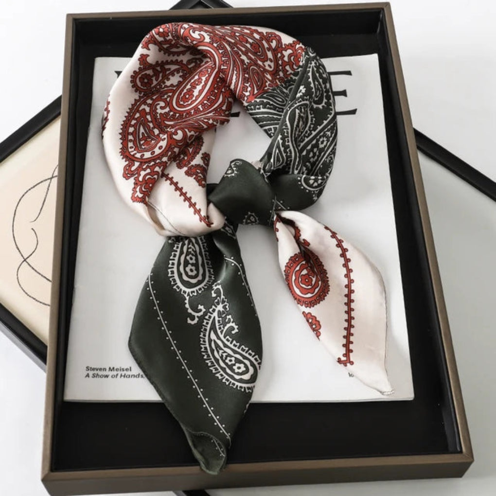 Foulard imprimé en satin de luxe pour femme — Petit carré, noué autour du cou, dans les cheveux ou au sac