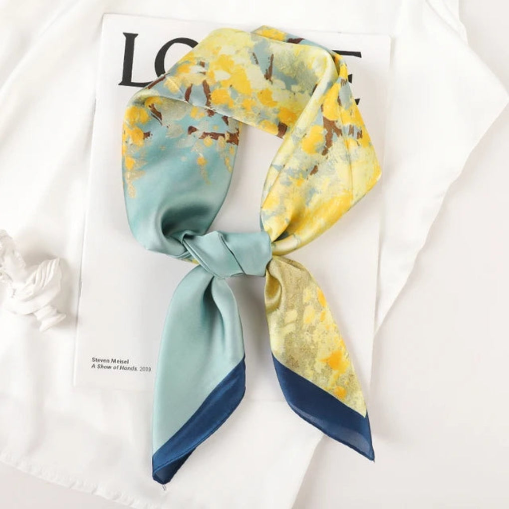 Foulard imprimé en satin de luxe pour femme — Petit carré, noué autour du cou, dans les cheveux ou au sac