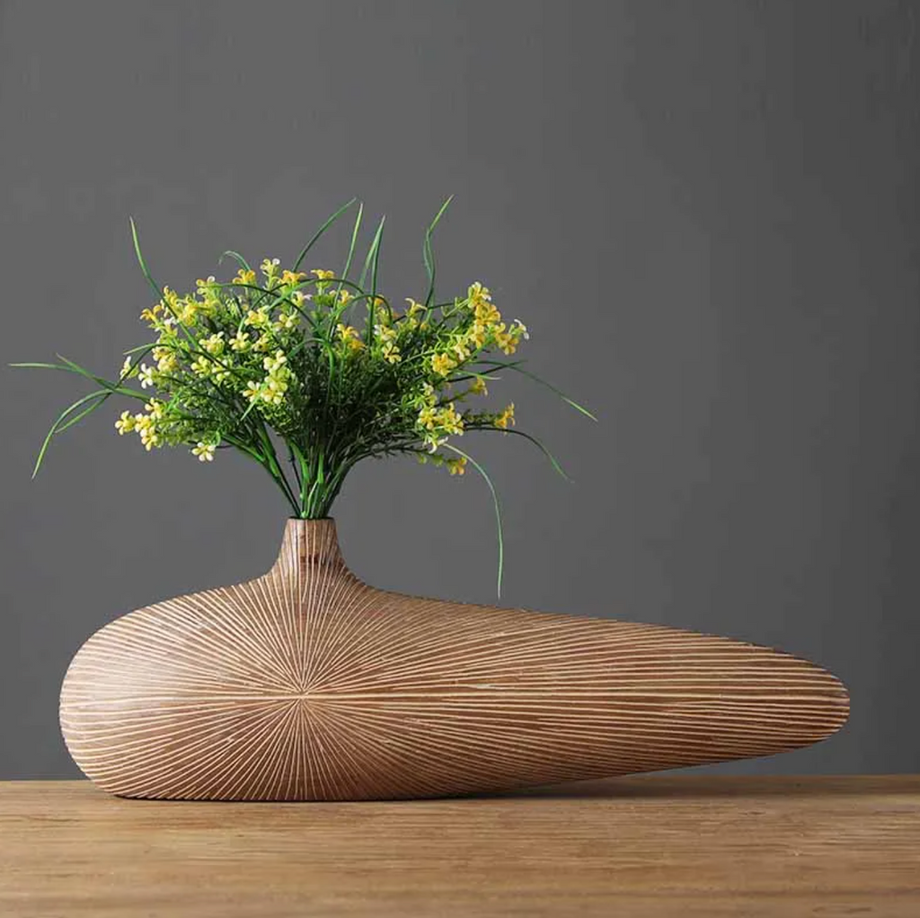 Håndlavet aflang skål med ørkeninspireret design og træstruktur