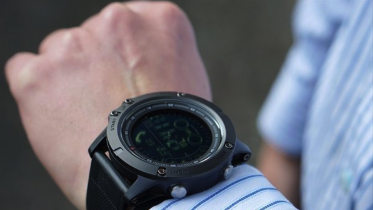 Oövervinnelig T Watch – Robust smartklocka i militär stil