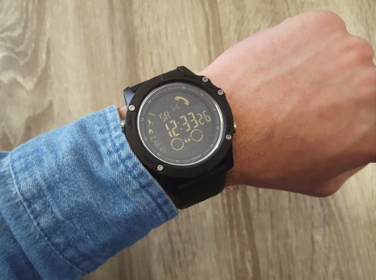 Oövervinnelig T Watch – Robust smartklocka i militär stil