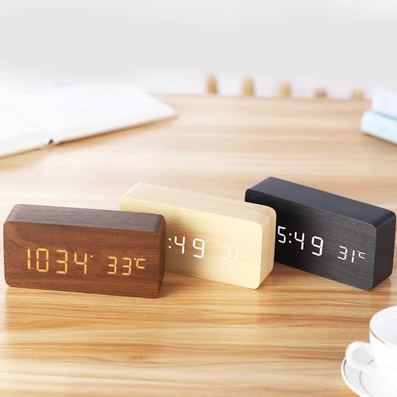 ForestGlow LED-vekkerklokke – digital skjerm, etui med overflate i naturlig tre