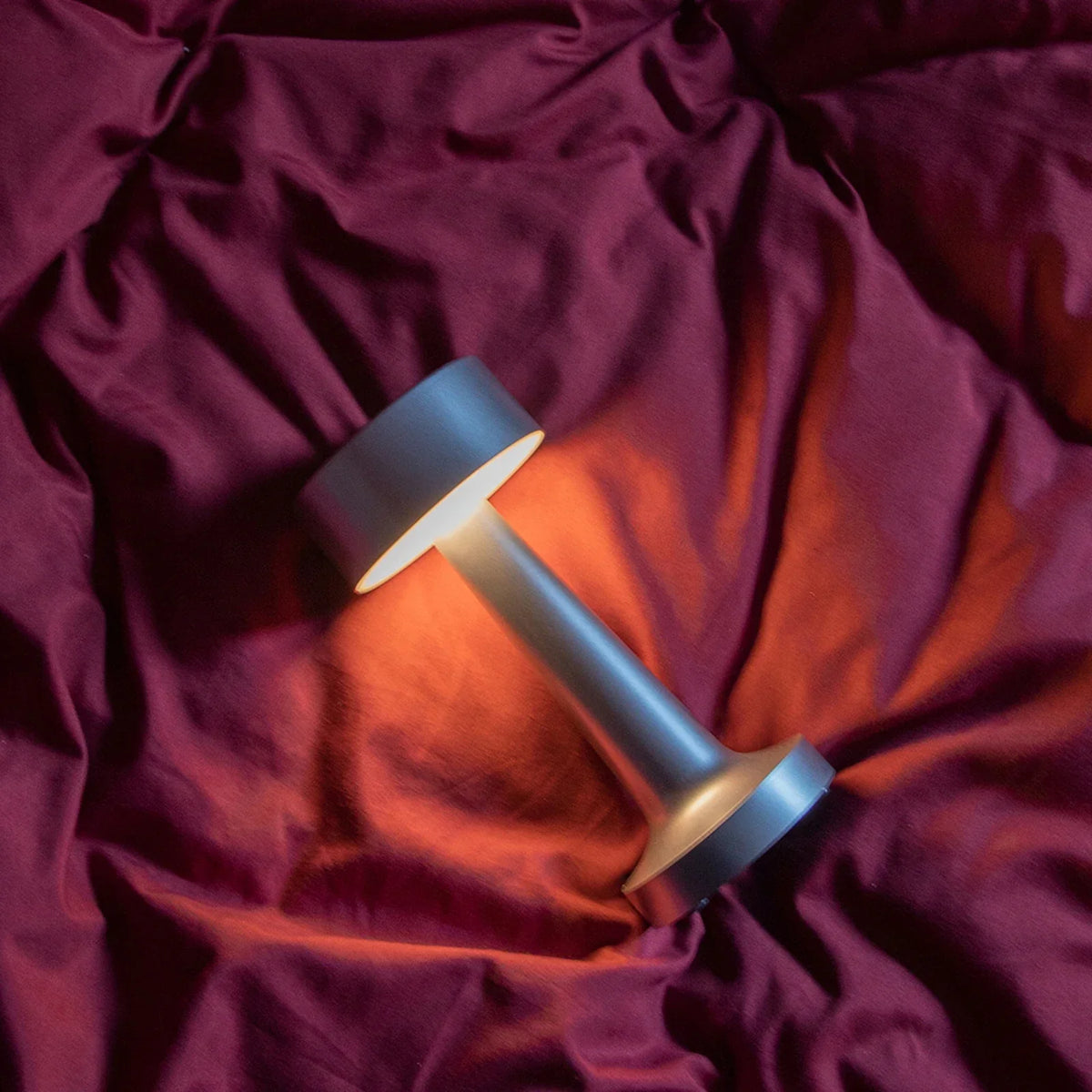 Ładowana metalowa lampka biurkowa LED — sterowanie dotykowe, 3 kolory, 12-godzinny czas pracy na baterii