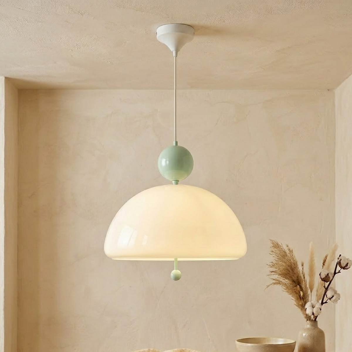 Pendellampe i krom og beige med glasskuppel til taket