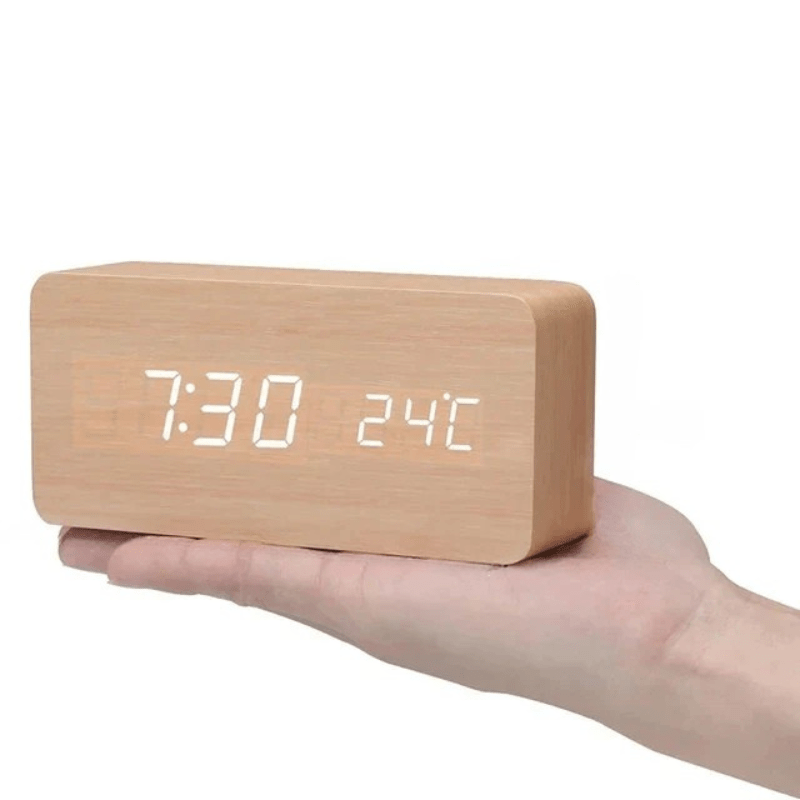 ForestGlow LED-vekkerklokke – digital skjerm, etui med overflate i naturlig tre