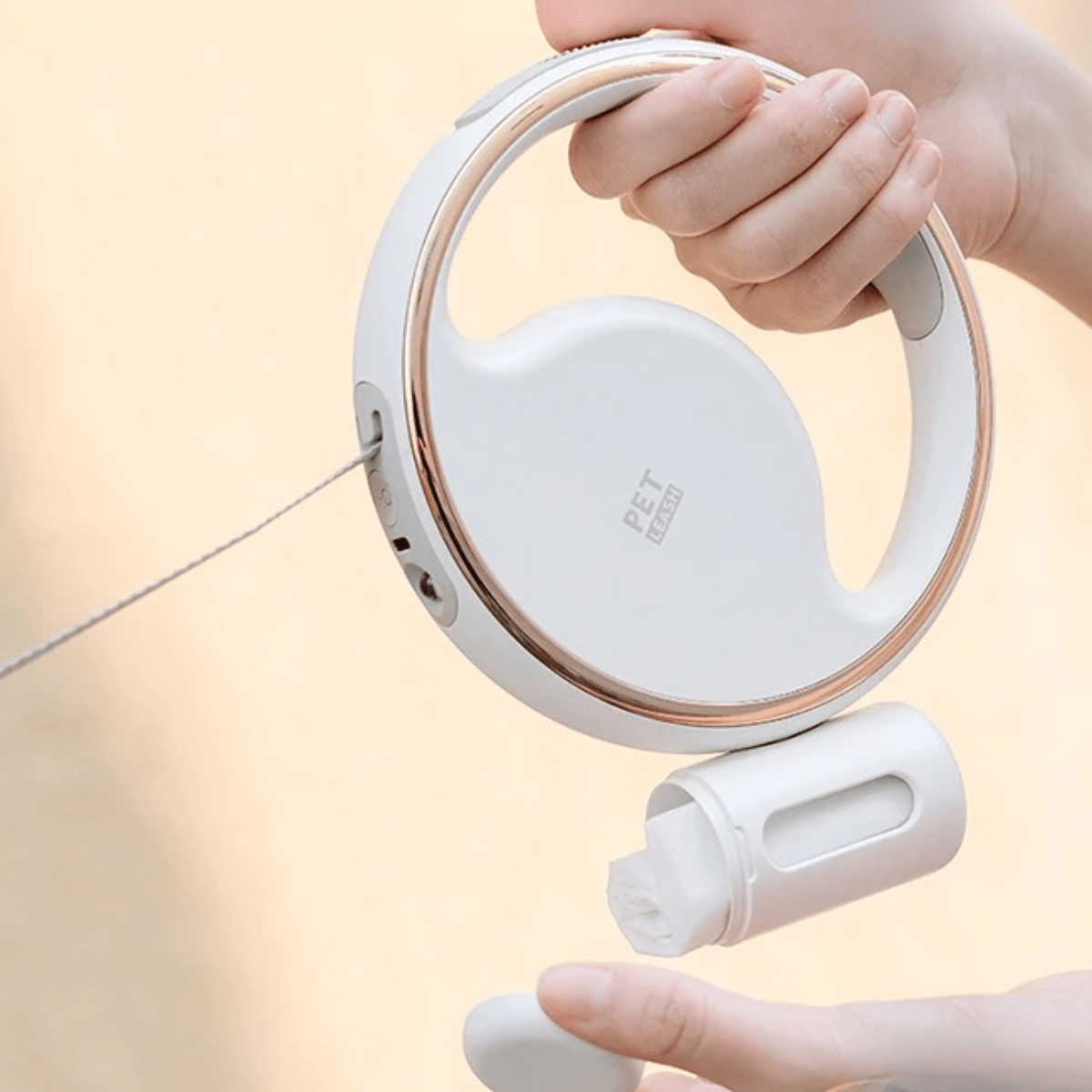 Trela automática LumaPaw — Iluminação LED integrada e suporte seguro para sacos de dejetos